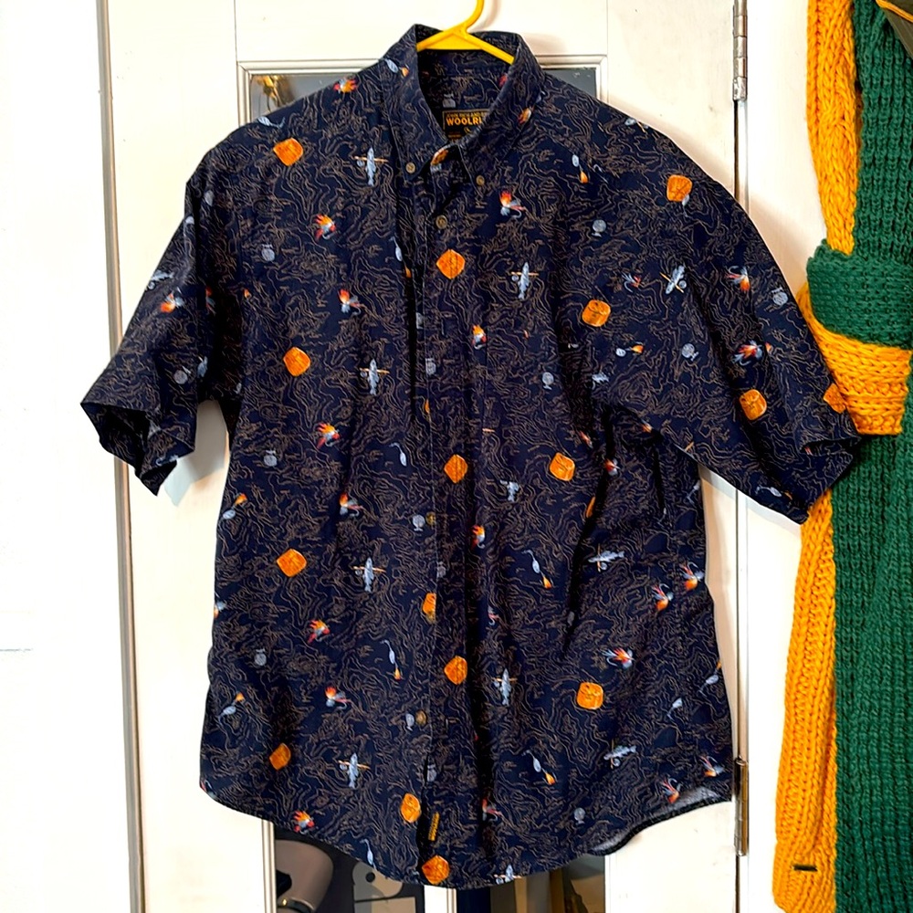 Woolrich Medium men’s button down shortsleeved fishing theme